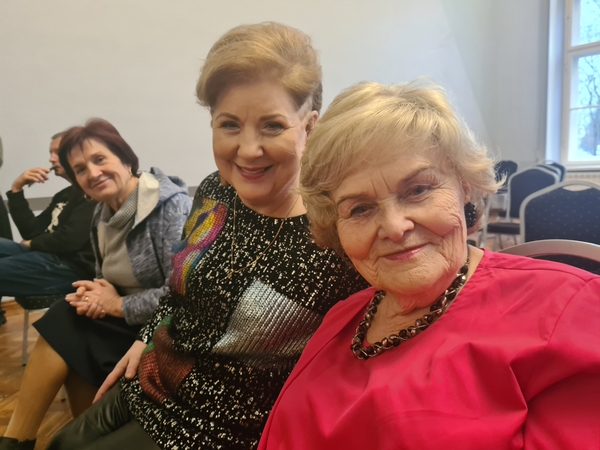 Ona Sakalauskienė (dešinėje)