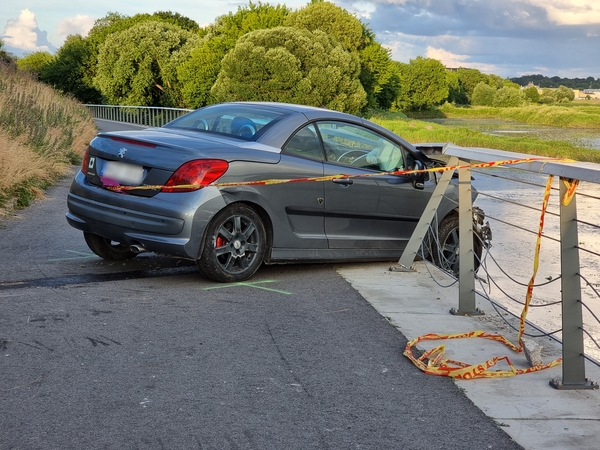 Kauno centre – baisi avarija: automobilis vos neįlėkė į Nemuną 