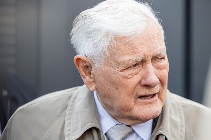 Valdas Adamkus išrašomas iš ligoninės