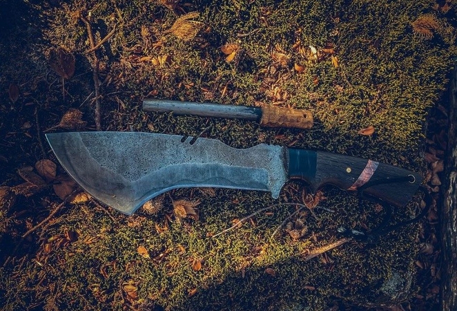 Vyras mačete ir ginklu grasino policijos pareigūnams ir medikams