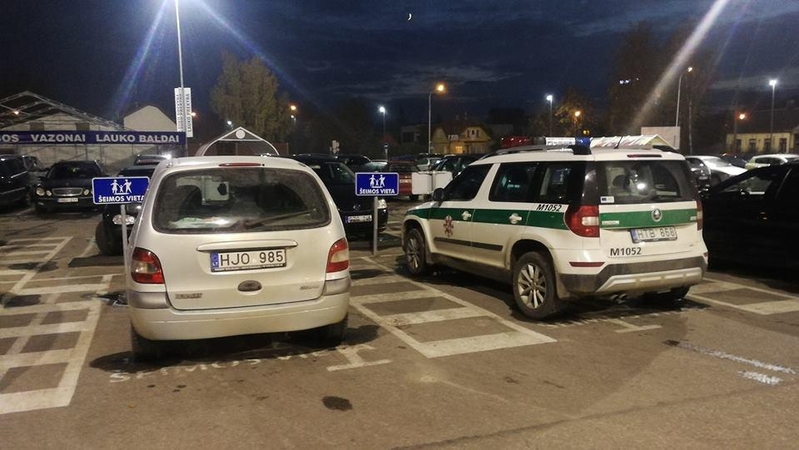Internautai ūžia: ženklas „Šeimos vieta“ pareigūnams negalioja? (papildyta)