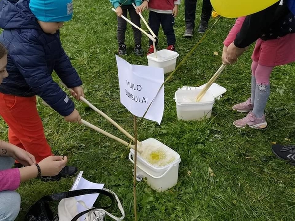 Draugystės parke rinkosi šeimos: „Kaunas Pride“ eitynės kelia daug aistrų ir priešpriešos