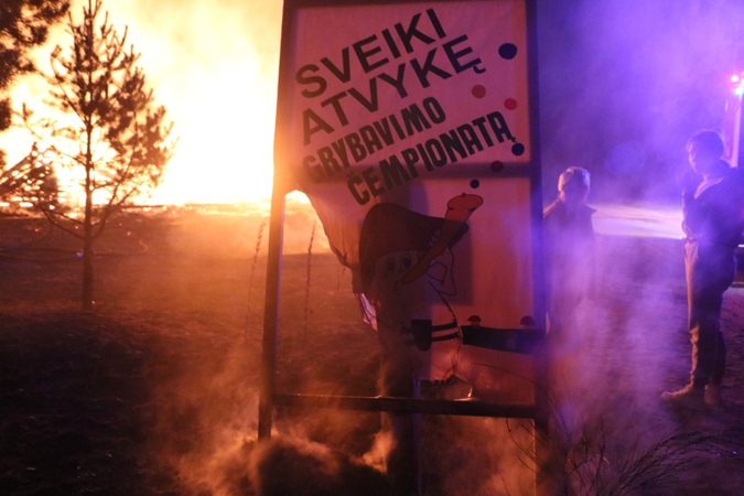 Grybų šventė prasidėjo itin liūdnomis žiniomis – sudegė Margionių klojimo teatras