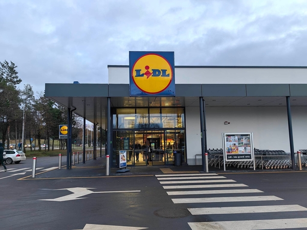 Į Petrašiūnuose esančią „Lidl“ parduotuvę lėkė ugniagesiai: evakuoti žmonės 