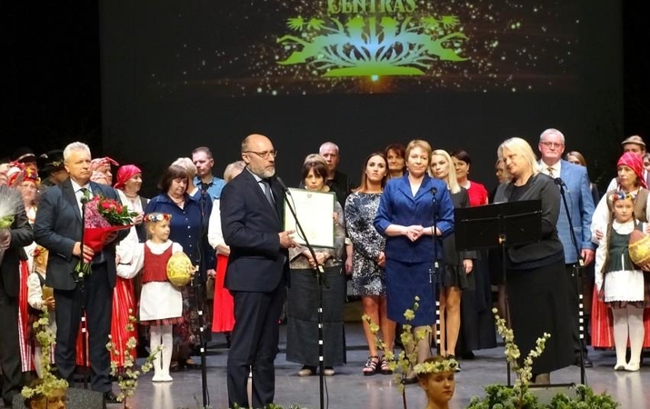 Kelmės kultūros centrui įteiktas Kultūros ministerijos apdovanojimas