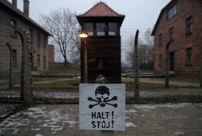 Turistai mėgino pavogti plytų iš Aušvico koncentracijos stovyklos