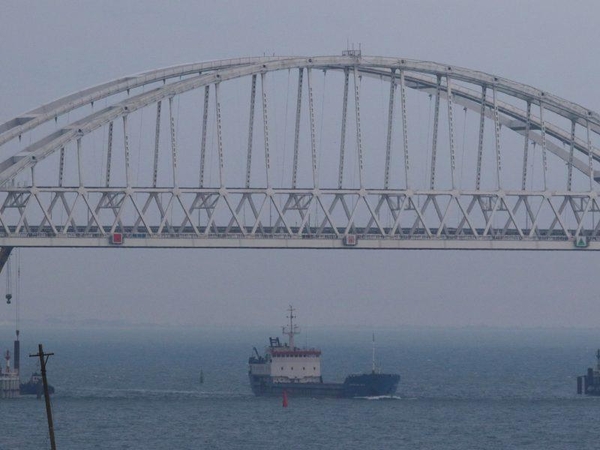 Ukraina žada netrukus pasiųsti karo laivų Kerčės sąsiauriu