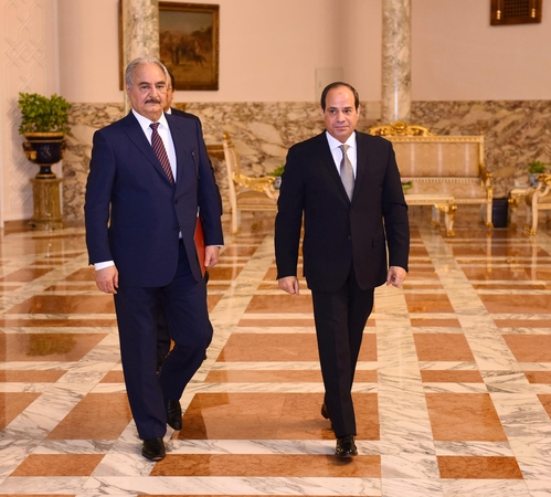 Khalifa Haftaras (kairėje) ir Abdelis Fattah al-Sisi