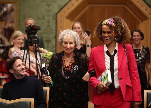 Margaret Atwood (kairėje) ir Bernardine Evaristo