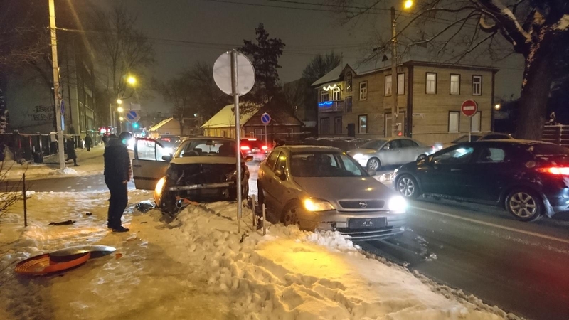 Žaliakalnyje – avarija, kliudė ir kelio ženklą