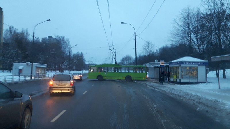 Kauniečiai: ir troleibusai neatsispiria išbandyti šonaslydį