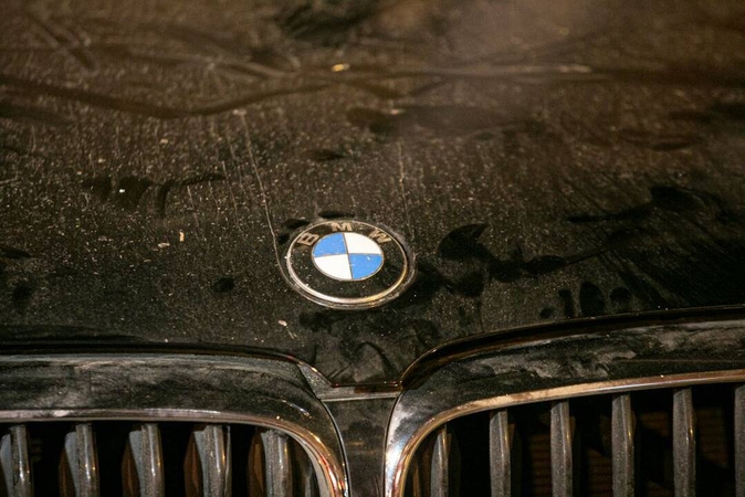 Giruliuose BMW taranavo ir automobilį „Toyota“