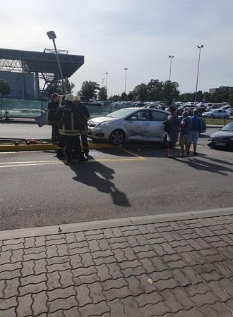 Klaipėdoje susidūrė du automobiliai, kliudytas stulpas
