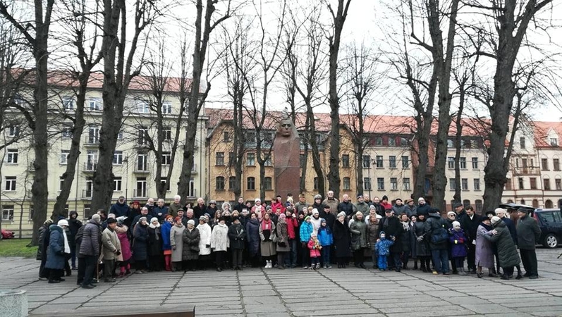 Keli šimtai klaipėdiečių susirinko minėti K. Donelaičio gimtadienio