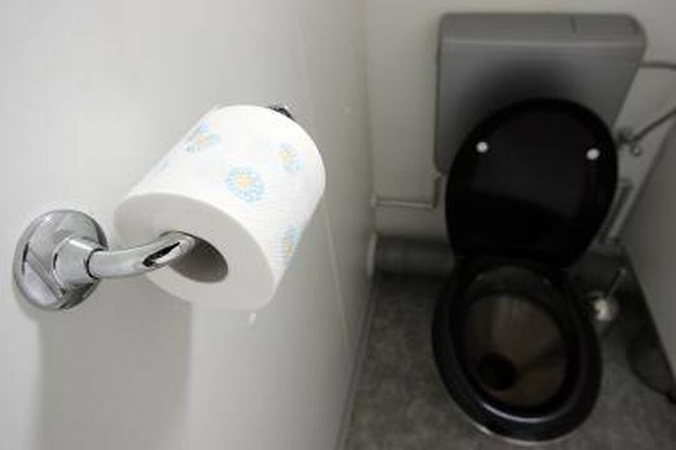 Parduotuvės tualete užsitrenkė moteris: teko laužti duris