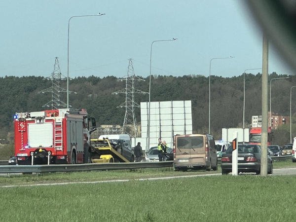 Link Akademijos miestelio – avarija: automobiliai susidūrė kaktomuša, du žmonės išvežti į ligoninę