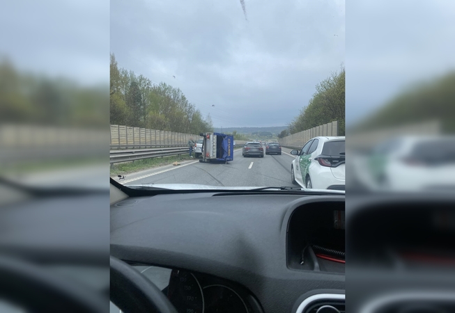 Pakaunėje automobilis su priekaba trenkėsi į kelio atitvarus