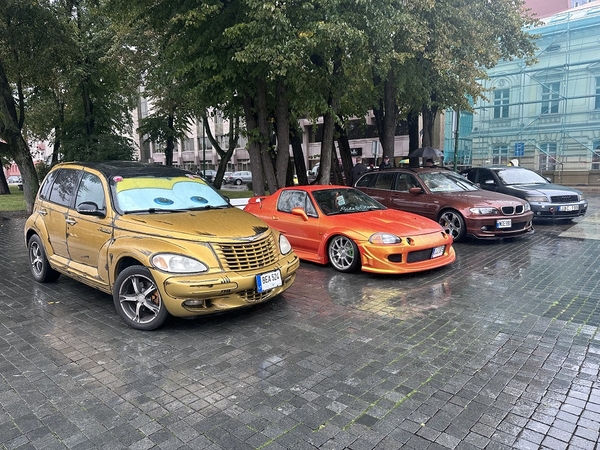 Klaipėdos senamiestyje – modifikuotų automobilių paroda 