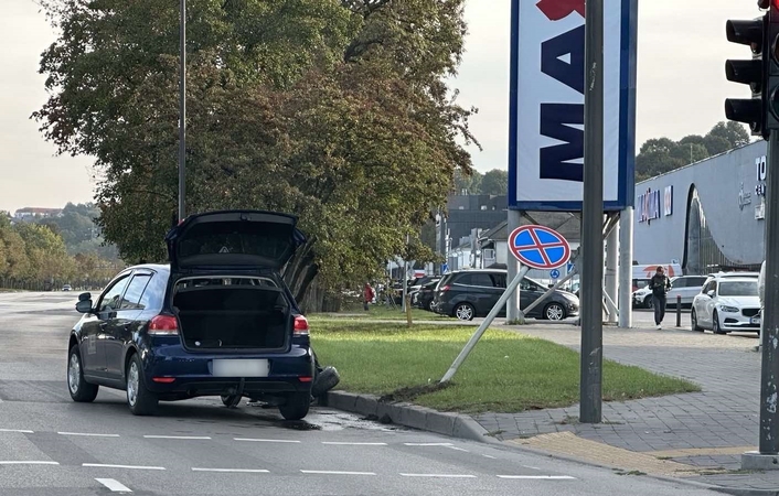 Jonavos gatvėje automobilis kliudė kelio ženklą