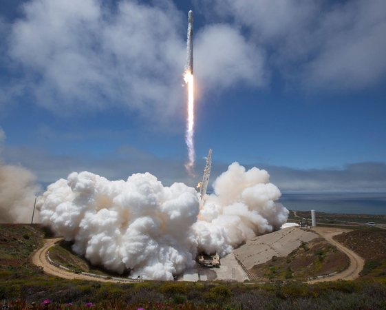 „SpaceX“ į kosmosą iškėlė palydovą: matuos vandens kiekį žemės paviršiuje 