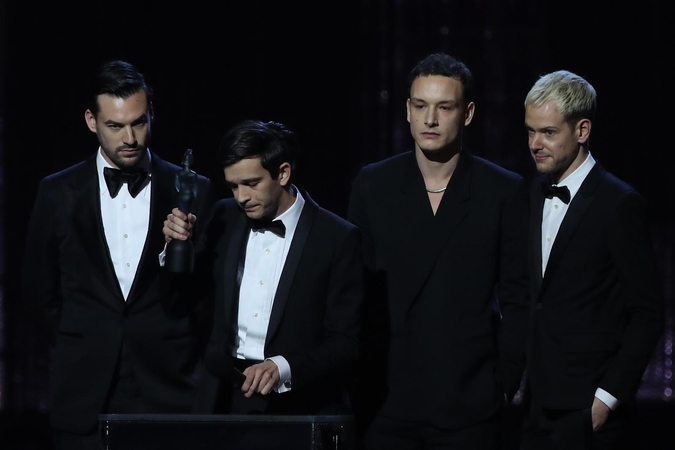Poproko grupė „The 1975“ susišlavė svarbius „Brit Awards“ apdovanojimus