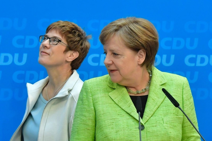 Annegret Kramp-Karrenbauer (kairėje) ir Angel Merkel