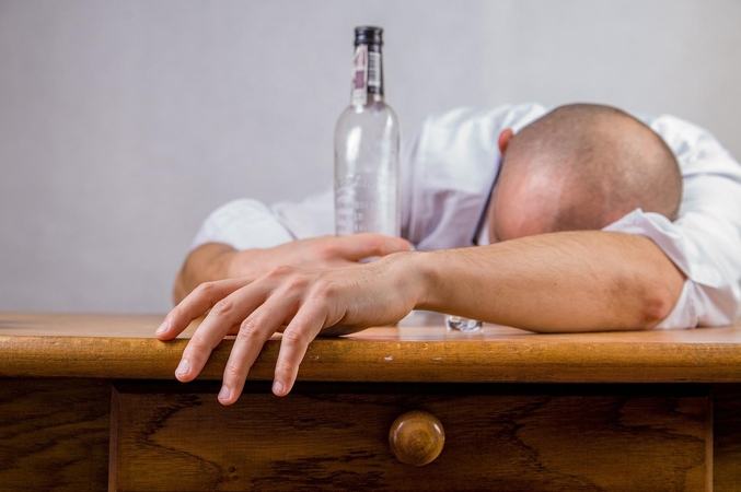 Gydytoja: vienas alkoholikas į liūną gali įtraukti 20 žmonių 