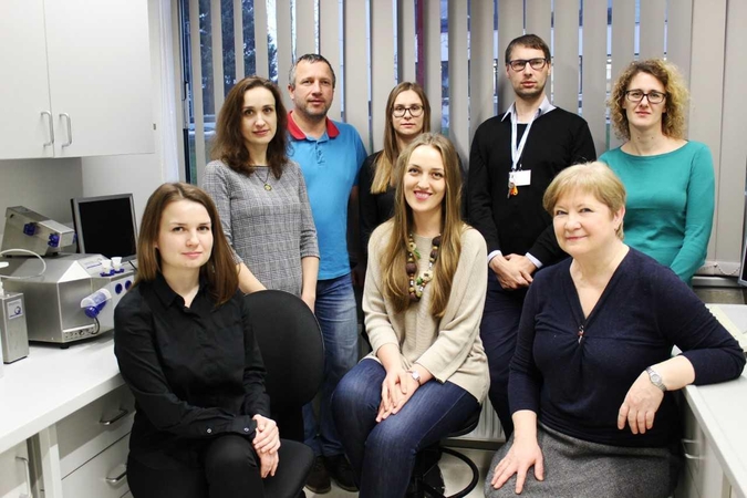 Prof. Vilmantė Borutaitė (sėdi pirma iš dešinės) su LSMU mokslininkų tyrėjų grupe.