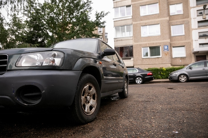 Automobilių stovėjimo problemos šalia daugiabučių: ekspertai mato naujų sprendimo būdų