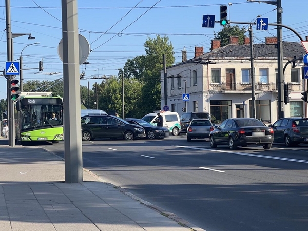 Judrioje Kauno sankryžoje – avarija: nusidriekė automobilių eilės