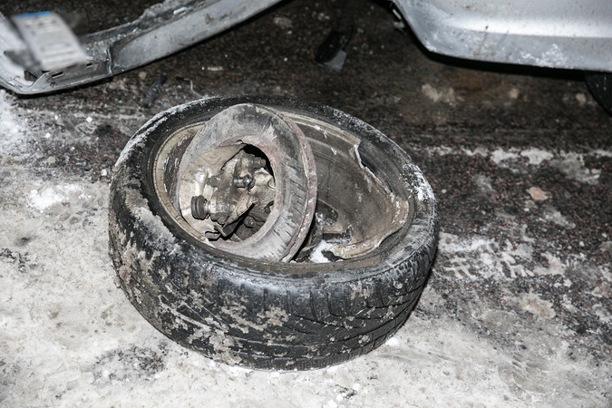 Vilniaus rajone – tragiška nelaimė: automobilis atsitrenkė į pastatą, žuvo jaunas vairuotojas
