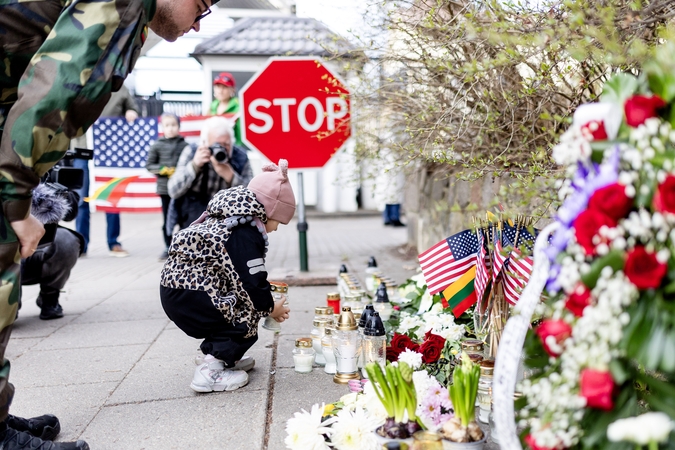 „Širdis reikalauja rodyti dėkingumą“: šimtai žmonių Vilniuje pagerbia žuvusius JAV karius 