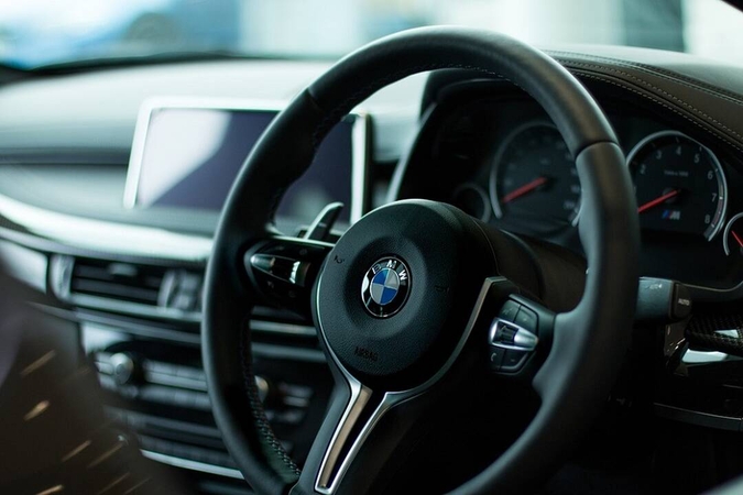 Smarkus BMW automobilių susidūrimas: nukentėjo žmonės