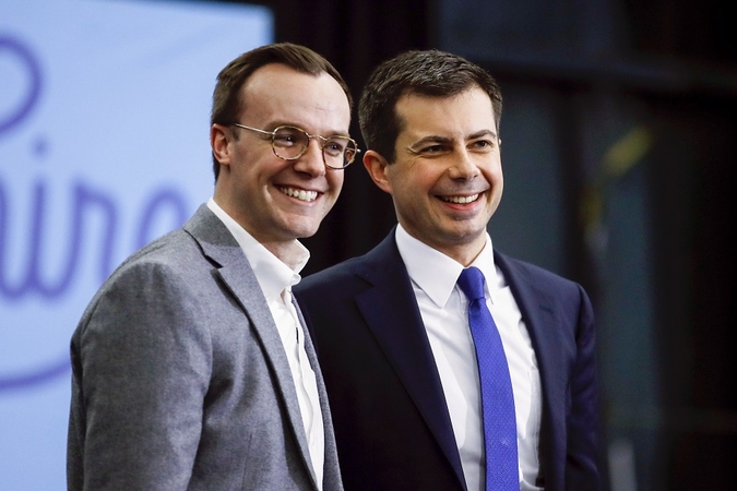 Pete'as Buttigiegas (dešinėje) su vyru Chastenu