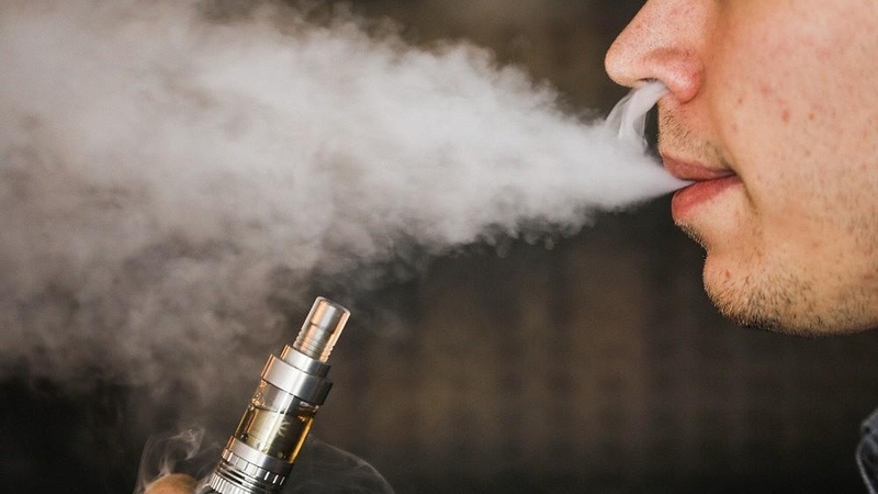 Tyrimas: elektroninės cigaretės gali keisti DNR ir sukelti vėžį