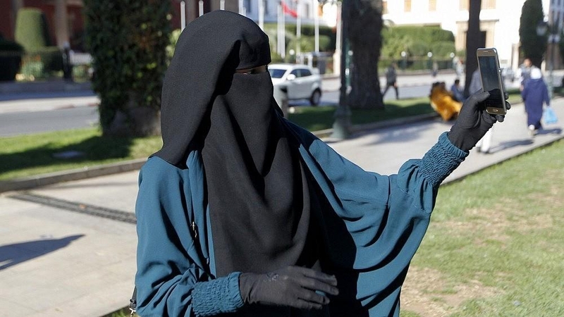 Danija uždraudė viešose vietose dėvėti burkas ir nikabus