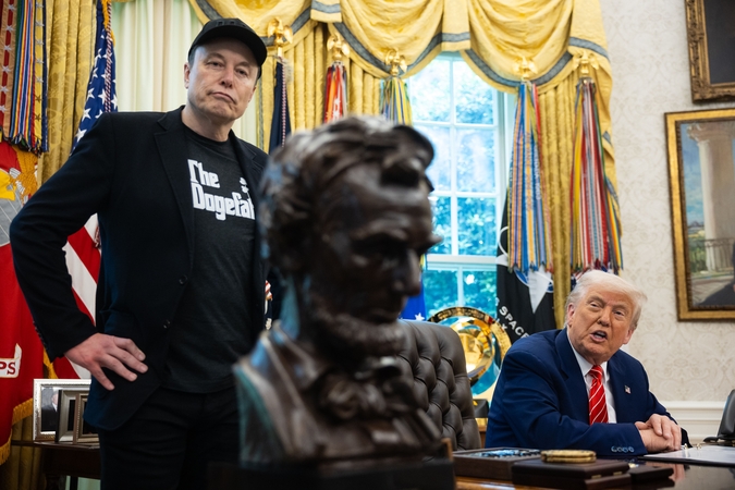 Elonas Muskas (kairėje) ir Donaldas Trumpas