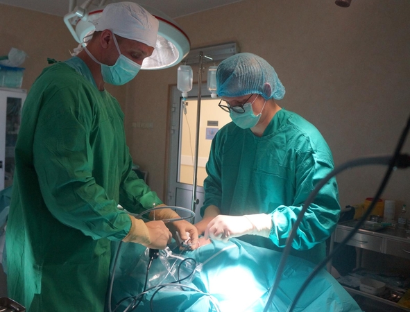 Dr. Marijus Leketas atlieka operaciją