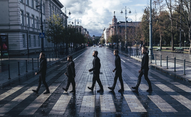 J. Bareikis ir R. Karpis atkartojo garsiąją grupės „The Beatles“ nuotrauką