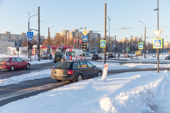Patogiau: S. Žukausko ir P. Lukšio gatvių sankryžoje posūkiui į dešinę įrengta atskira eismo juosta.