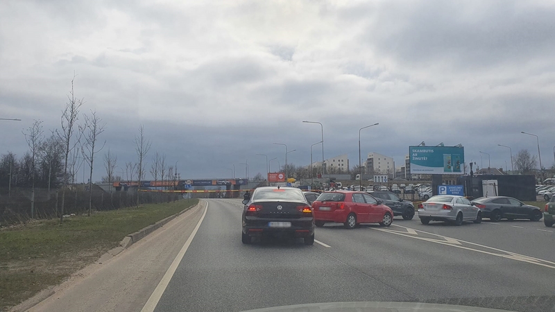 Judrioje sostinės gatvėje sustabdytas eismas