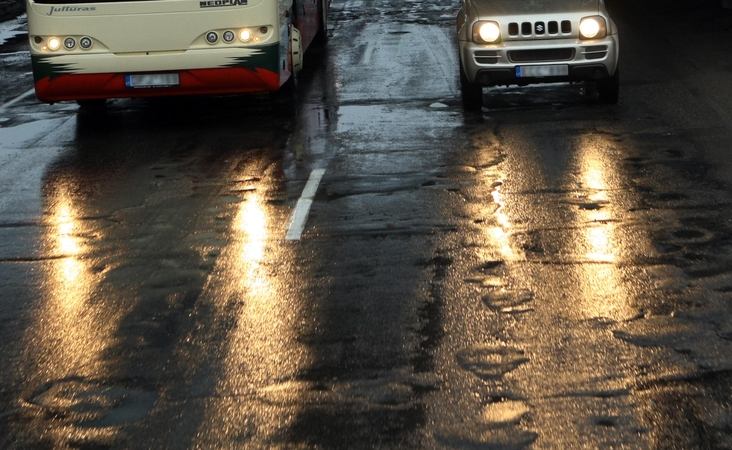 Šiaurės vakarų Lietuvoje ant pagrindinių kelių – plikledis