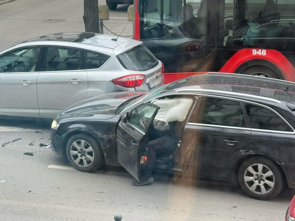 Kauno centre – avarija: išsigandęs vairuotojas sulaukė ir spyrio