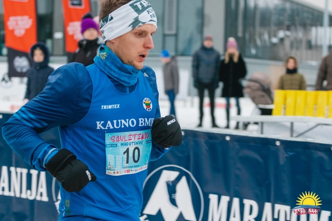 Maratonuose dalyvaujantis pareigūnas G. Gaulius bėgioja ir per pietų pertraukas