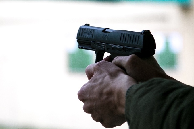 Vilniaus rajone vyras sumušė moterį ir grasino jai ginklu: paleido šūvį į orą