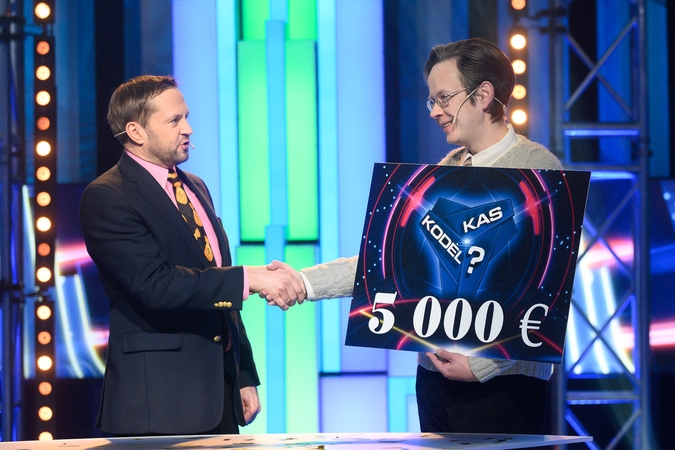 Viktorinos vedėjas Darius Jurgelevičius ir Saulius Štulas (dešinėje)