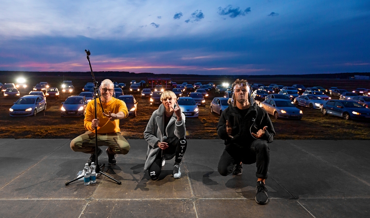 Pirmasis „Drive in Live“ koncertas: vietoj plojimų –  mašinų šviesų mirkčiojimai
