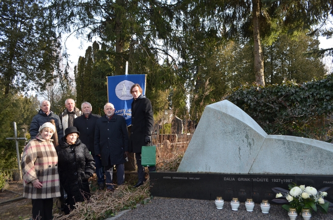  Atmintis: lapteviečiai ir jų bendraminčiai šią vasario 13-ąją susirinko prie Grinkevičių kapavietės Eigulių kapinėse pažymėti P.Grinkevičienės perlaidojimo 60-metį.