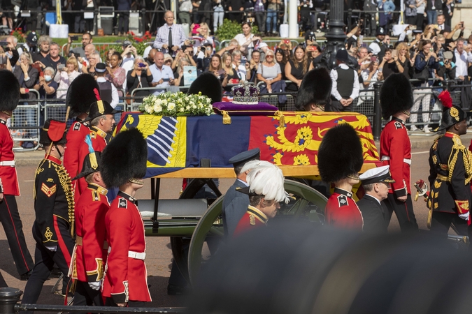 Karalienės Elizabeth II karstas nugabentas į Vestminsterio rūmus