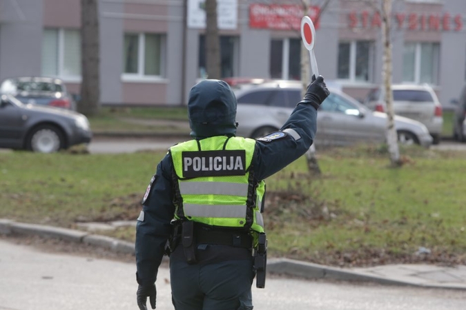 Girtų vairuotojų nuotykiai – stulbina: ne tik spruko nuo policijos pareigūnų